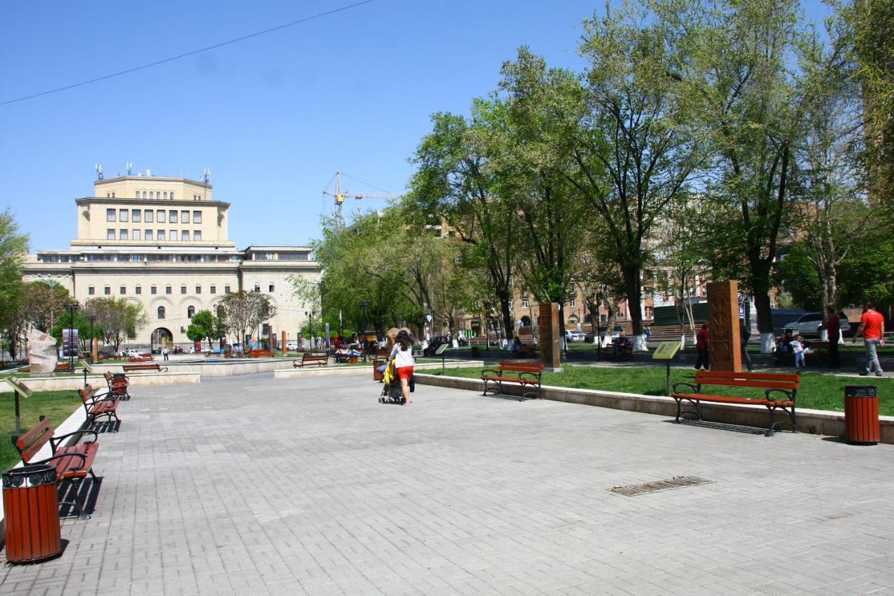 Vernisaj Apt At Republic Square & Ruben Tours Jerevan Buitenkant foto